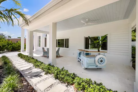 Exterior - 757 Broad Ct S, Naples, FL 34102 photo 2 of 13