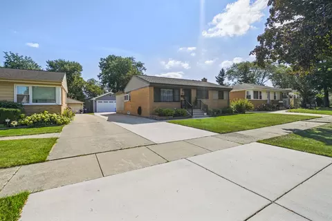 Exterior - 421 Vassar Ln, Des Plaines, IL 60016 photo 2 of 5