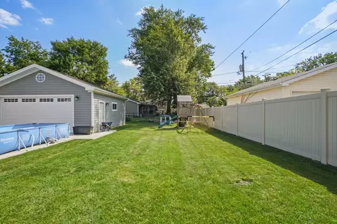 Exterior - 421 Vassar Ln, Des Plaines, IL 60016 photo 4 of 5