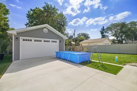 Exterior - 421 Vassar Ln, Des Plaines, IL 60016 photo 3 of 5