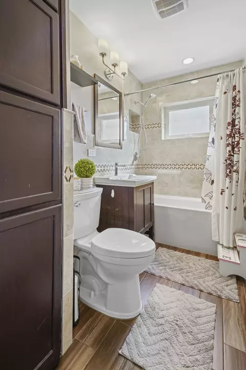 Bath - 421 Vassar Ln, Des Plaines, IL 60016 photo 2 of 2