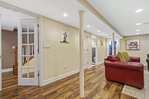 Entry Way - 421 Vassar Ln, Des Plaines, IL 60016 photo 2 of 5