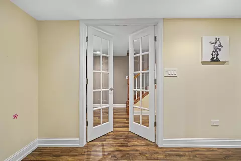 Entry Way - 421 Vassar Ln, Des Plaines, IL 60016 photo 1 of 5