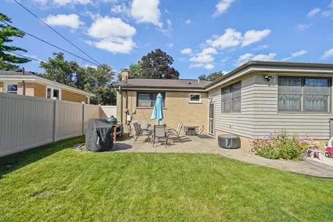 Exterior - 421 Vassar Ln, Des Plaines, IL 60016 photo 5 of 5