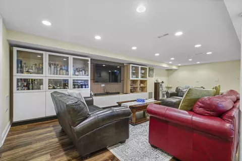 Living - 421 Vassar Ln, Des Plaines, IL 60016 photo 2 of 3