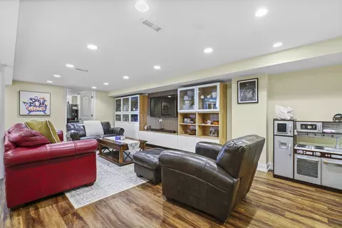 Living - 421 Vassar Ln, Des Plaines, IL 60016 photo 1 of 3