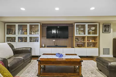 Living - 421 Vassar Ln, Des Plaines, IL 60016 photo 3 of 3