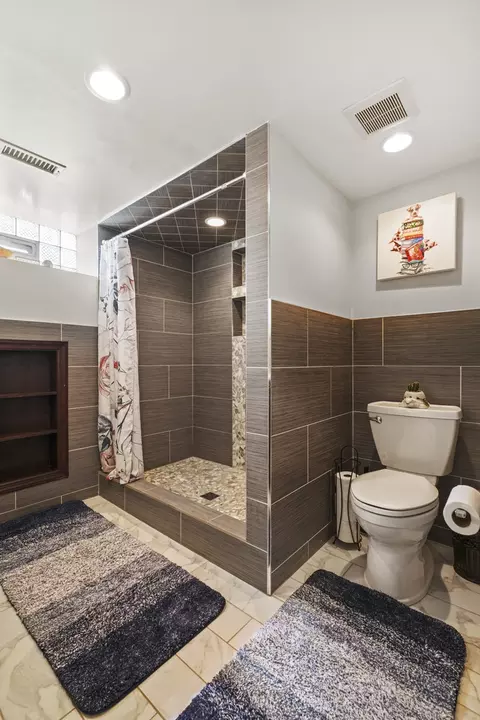 Bath - 421 Vassar Ln, Des Plaines, IL 60016 photo 1 of 2