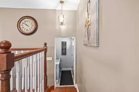 Entry Way - 421 Vassar Ln, Des Plaines, IL 60016 photo 5 of 5