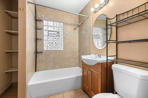 Bath - 2001 S 19th Ave, Broadview, IL 60155 photo 2 of 4