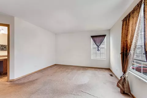 Living - 1220 Courtland Cir #1220, Plainfield, IL 60586 photo 3 of 3