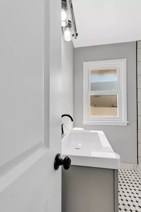 Bath - 17015 Annetta Ave, Hazel Crest, IL 60429 photo 1 of 2