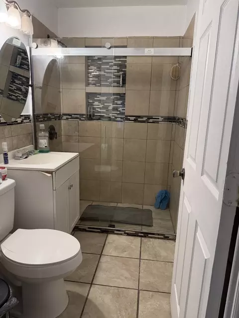Bath - 250 N Hammes Ave, Kankakee, IL 60901 photo 2 of 2