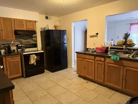 Kitchen - 250 N Hammes Ave, Kankakee, IL 60901 photo 1 of 3
