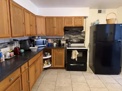 Kitchen - 250 N Hammes Ave, Kankakee, IL 60901 photo 2 of 3