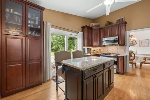 Kitchen - 1069 Devonshire Ave, Naperville, IL 60540 photo 4 of 5