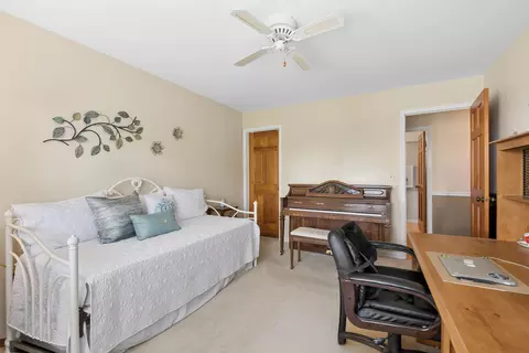 Bedroom - 1069 Devonshire Ave, Naperville, IL 60540 photo 4 of 5
