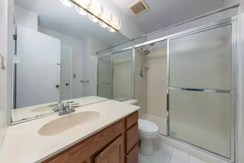 Bath - 3242 Gresham Lane E Ln, Aurora, IL 60504 photo 3 of 3