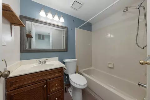 Bath - 3242 Gresham Lane E Ln, Aurora, IL 60504 photo 1 of 3
