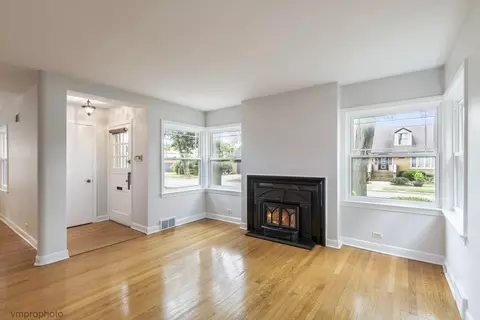 Living - Undisclosed, River Forest, IL 60305 photo 1 of 4