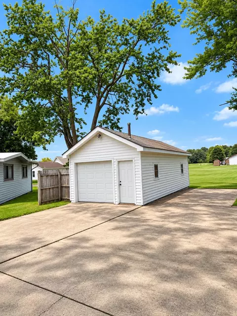 Exterior - 1111 E 7th St, Metropolis, IL 62960 photo 3 of 12