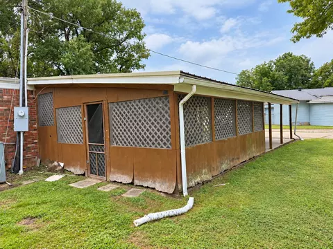 Exterior - 1111 E 7th St, Metropolis, IL 62960 photo 9 of 12