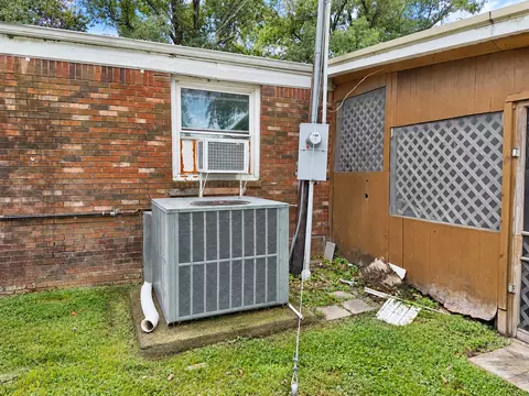 Exterior - 1111 E 7th St, Metropolis, IL 62960 photo 8 of 12