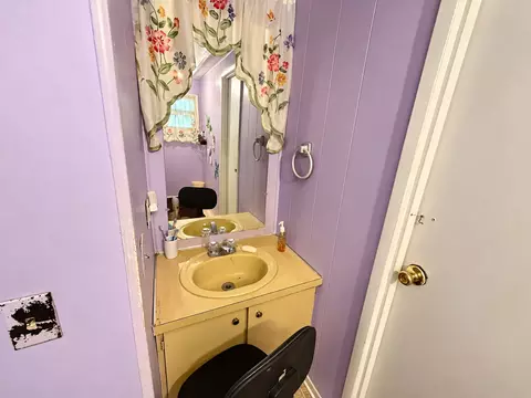 Bath - 1111 E 7th St, Metropolis, IL 62960 photo 1 of 5