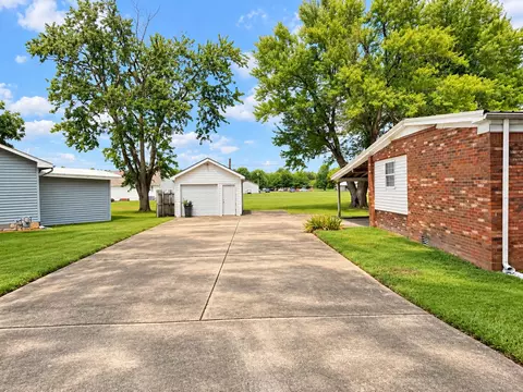Exterior - 1111 E 7th St, Metropolis, IL 62960 photo 2 of 12