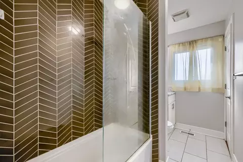 Bath - 2050 Shepard Rd, Hoffman Estates, IL 60169 photo 1 of 3