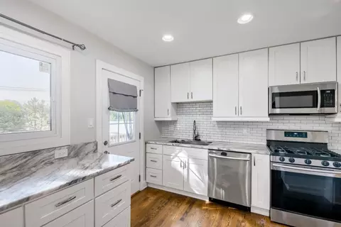 Kitchen - 2050 Shepard Rd, Hoffman Estates, IL 60169 photo 2 of 4
