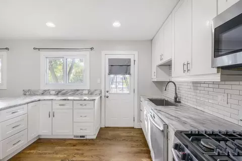 Kitchen - 2050 Shepard Rd, Hoffman Estates, IL 60169 photo 3 of 4