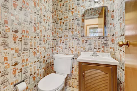 Bath - 385 Pleasant St, Hoffman Estates, IL 60169 photo 2 of 2