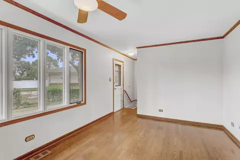 Living - 385 Pleasant St, Hoffman Estates, IL 60169 photo 1 of 5