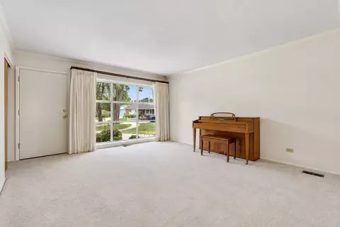 Living - 385 Pleasant St, Hoffman Estates, IL 60169 photo 4 of 5