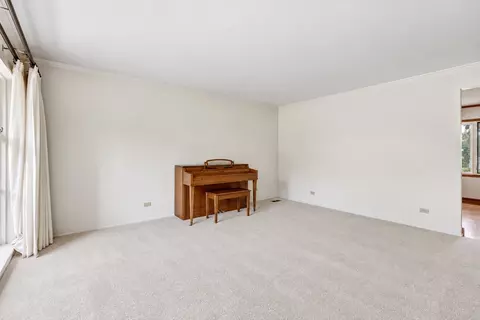 Living - 385 Pleasant St, Hoffman Estates, IL 60169 photo 2 of 5
