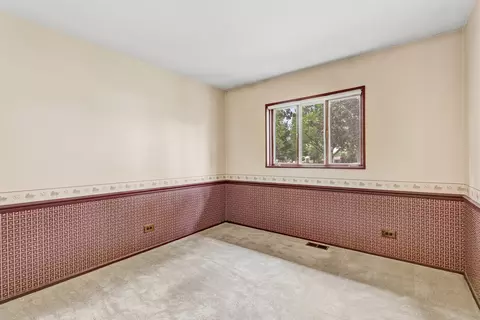 Bedroom - 385 Pleasant St, Hoffman Estates, IL 60169 photo 4 of 6