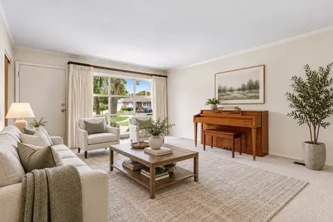 Living - 385 Pleasant St, Hoffman Estates, IL 60169 photo 3 of 5