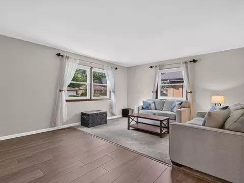 Living - 520 Johnson Ave, Morris, IL 60450 photo 3 of 8