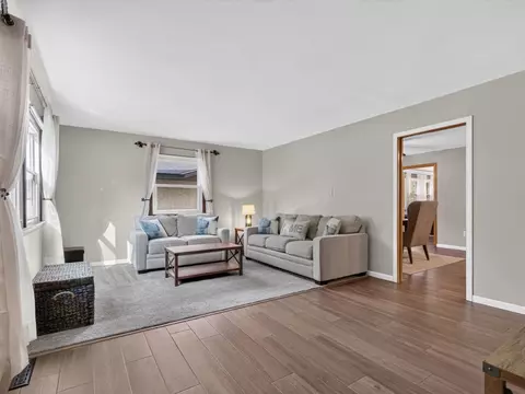 Living - 520 Johnson Ave, Morris, IL 60450 photo 4 of 8