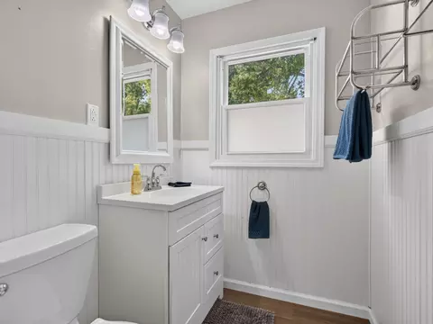 Bath - 520 Johnson Ave, Morris, IL 60450 photo 1 of 2