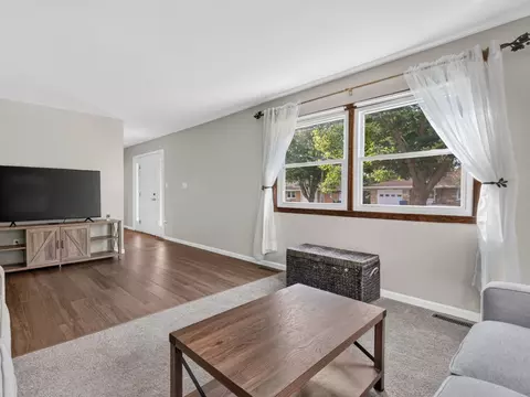 Living - 520 Johnson Ave, Morris, IL 60450 photo 1 of 8