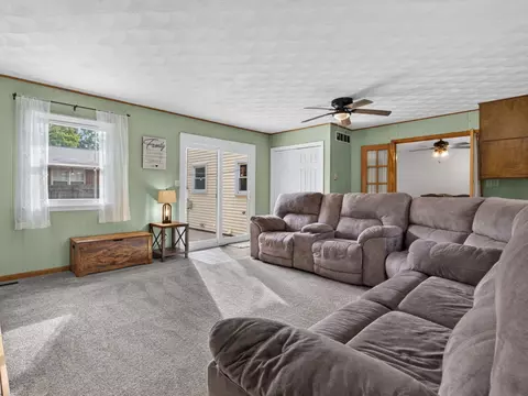 Living - 520 Johnson Ave, Morris, IL 60450 photo 5 of 8