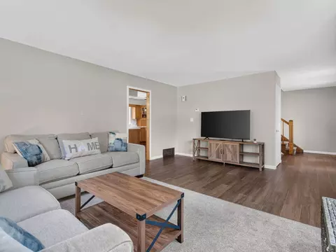 Living - 520 Johnson Ave, Morris, IL 60450 photo 2 of 8