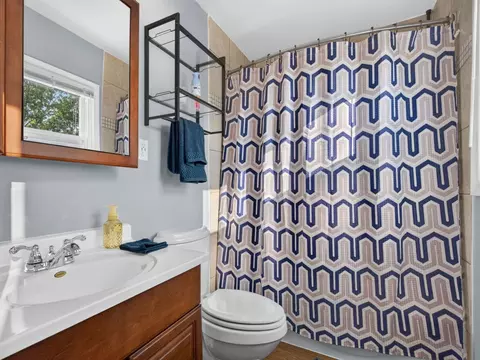 Bath - 520 Johnson Ave, Morris, IL 60450 photo 2 of 2
