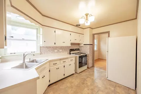 Kitchen - 104 N Warrington Rd, Des Plaines, IL 60016 photo 1 of 2