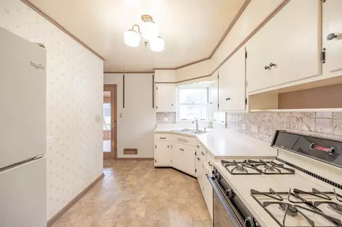 Kitchen - 104 N Warrington Rd, Des Plaines, IL 60016 photo 2 of 2