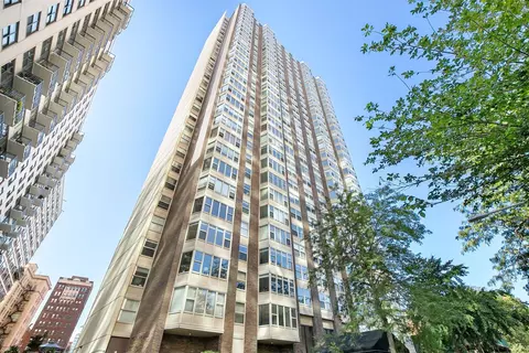 525 W Hawthorne Pl #1102, Chicago, IL 60657