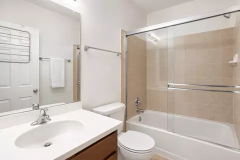 Bath - 1908 Eton Dr, Hoffman Estates, IL 60192 photo 4 of 4