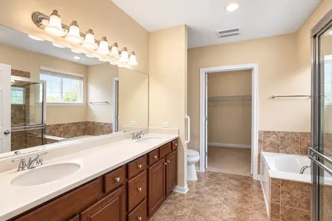 Bath - 1908 Eton Dr, Hoffman Estates, IL 60192 photo 2 of 4